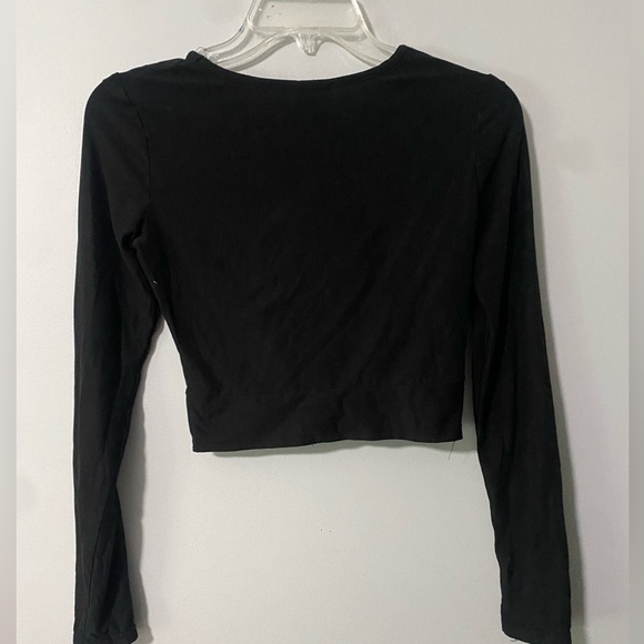 Revamped black long sleeve crop top - Picture 2 of 4